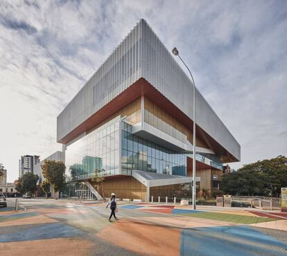 Nueva Fachada principal del Museo Boola Bardip recién inaugurado en Perth, Australia.