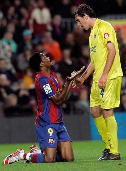 Eto'o dialoga con Godín en un lance del encuentro.