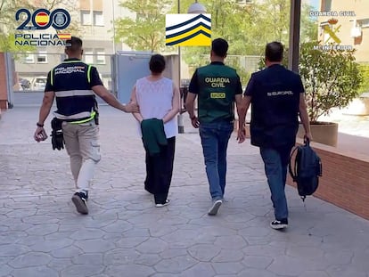 Agentes de Polica Nacional, Guardia Civil y Europol, durante una detencin en la operacin Kaerb.