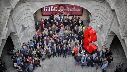 Foto de família de la presentació del festival Grec.