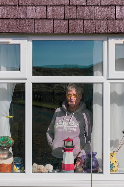 Angela Thomas, en su casa en primera línea de la playa de Fairbourne, en Gales.