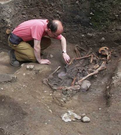 Kurt Hunter Mann en la excavación de uno de los esqueletos