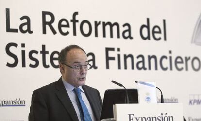 El gobernador del Banco de Espa&ntilde;a, Luis Mar&iacute;a Linde, durante su intervenci&oacute;n hoy en el encuentro sobre la reforma del sistema financiero. 