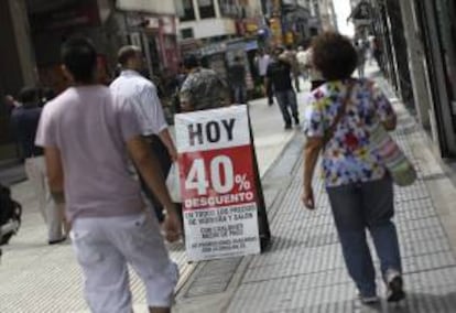 Detalle del cartel de un almacén en el centro de Buenos Aires (Argentina).