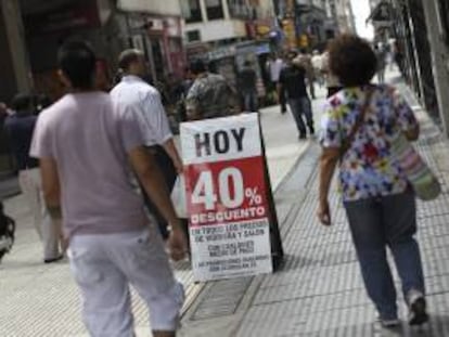 Detalle del cartel de un almacén en el centro de Buenos Aires (Argentina).