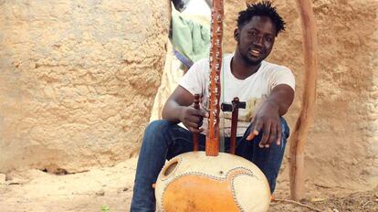 Boubacar Guem, con una kora.