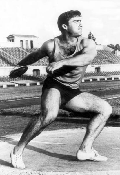 Miguel de la Quadra-Salcedo, lanzando el disco en la pista de la Complutense.