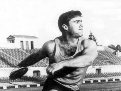 Miguel de la Quadra-Salcedo, lanzando el disco en la pista de la Complutense.