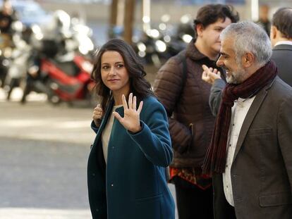 Inés Arrimadas, acompanyada de Carlos Carrizosa, assisteix a la Ciutat de la Justícia per ratificar la seva denúncia per insults rebuts a Facebook.