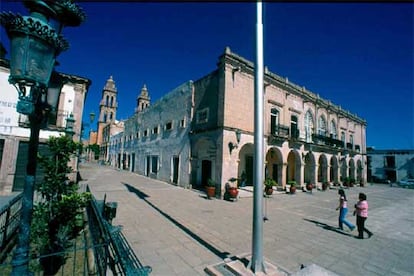 La plaza Tacuba de Jerez, con el portal de las palomas y las dos torres del santuario de la Virgen de la Soledad al fondo.