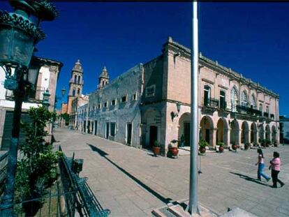 La plaza Tacuba de Jerez, con el portal de las palomas y las dos torres del santuario de la Virgen de la Soledad al fondo.
