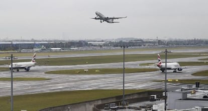 Un avión despega del aeropuerto de Heathrow.