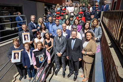 Encuentro de familias de desaparecidos, el pasado martes. A la izquierda, en primera y segunda fila, Luisa Vega y Juan Bergua muestran la imagen de su hija.  