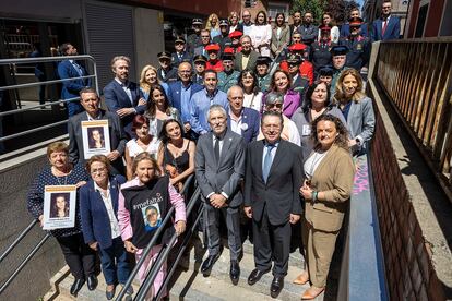 Encuentro de familias de desaparecidos, el pasado martes. A la izquierda, en primera y segunda fila, Luisa Vega y Juan Bergua muestran la imagen de su hija.
