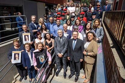 Encuentro de familias de desaparecidos, el pasado martes. A la izquierda, en primera y segunda fila, Luisa Vega y Juan Bergua muestran la imagen de su hija.  