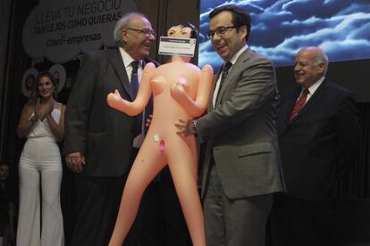 Luis Felipe C&eacute;spedes,ministro de Econom&iacute;a de Chile (a la derecha), recibe el regalo de la Asociaci&oacute;n de Exportadores de Manufacturas (Asexma).