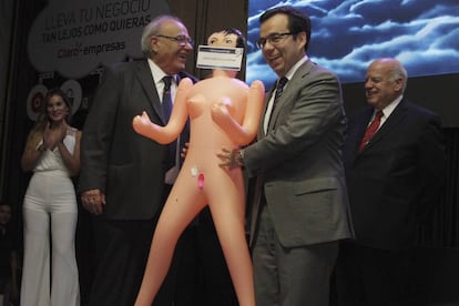 Luis Felipe Céspedes,ministro de Economía de Chile (a la derecha), recibe el regalo de la Asociación de Exportadores de Manufacturas (Asexma).