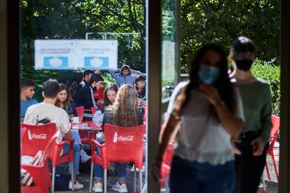 Varios estudiantes en la terraza de la cafetería de la Universidad Pública de Navarra.