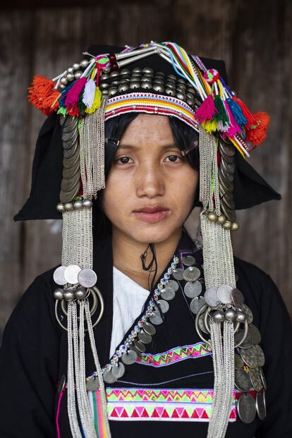Yayer posa con el traje tradicional de la etnia akha, una de las minorías étnicas que habitan en Laos.
