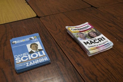 Dos montones de papeletas con los nombres de los candidatos: Daniel Scioli (FpV) y Mauricio Macri (Cambiemos), en una escuela de Buenos Aires.
