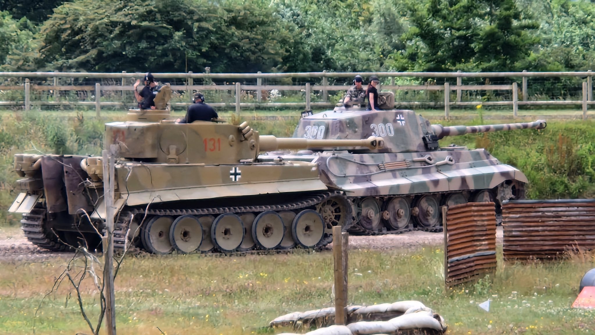 El tanque Tiger del Museo del Tanque de Bovington, en una exhibición junto a un Tiger II.