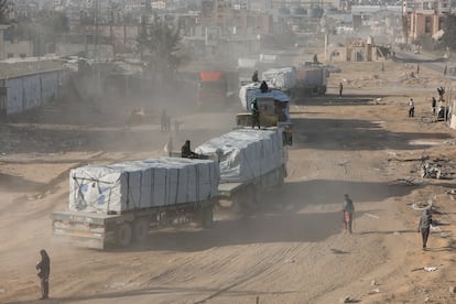 Camiones de ayuda llegan este lunes a Rafah, en el sur de la franja de Gaza, tras el alto el fuego pactado entre Israel y Hamás.