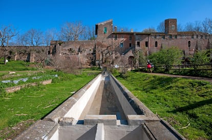 La Cantera Romana de Appia Antica se encuentra dentro del Parque de Caffarella, incluye cinco kilómetros de túneles, con partes visitables.