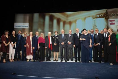 Foto de familia de los premiados con la Balanza de Oro y la distinción de Convivencia y Tolerancia (Manuel García-Castellón, el padre Ángel y Eulalia González en representación de la Policíaa Nacional, en el centro a ambos lados del magistrado Cándido Conde-Pumpido) junto a distintas autoridades de la procura.