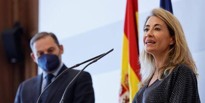 La ministra de Transporte, Raquel Sánchez, junto a su antecesor José Luis Ábalos.