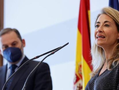 La ministra de Transporte, Raquel Sánchez, junto a su antecesor José Luis Ábalos.