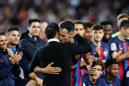 Xavi Hernández saluda a Busquets en la celebración del título del Barcelona en el Camp Nou.