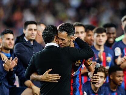 Xavi Hernández saluda a Busquets en la celebración del título del Barcelona en el Camp Nou.