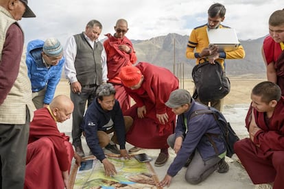 Sonam Wangchuk y su equipo supervisa la instalación de una de sus estupas de hielo artificiales. ©Rolex