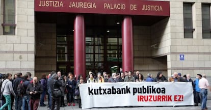 Concentración en apoyo a la acusación particular en el 'caso Kutxabank' este viernes ante el Palacio de Justicia de Bilbao. 