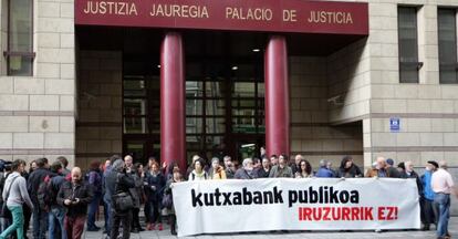 Concentración en apoyo a la acusación particular en el 'caso Kutxabank' este viernes ante el Palacio de Justicia de Bilbao. 