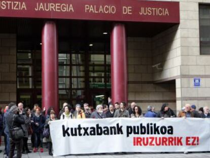 Concentración en apoyo a la acusación particular en el 'caso Kutxabank' este viernes ante el Palacio de Justicia de Bilbao. 