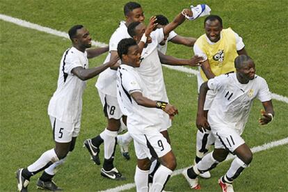 Los jugadores de Ghana celebran el triunfo.