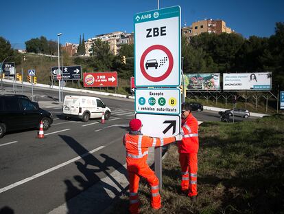 Instalación de señalización de la Zona de Bajas Emisiones de Barcelona en diciembre de 2019, antes de su entrada en vigor.
