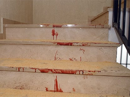 La escalera ensangrentada en la que Juan Carlos Galdón disparó a su compañera y a su hijo.