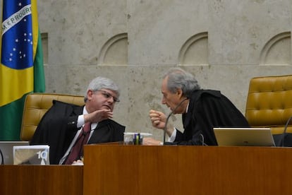 O procurador Janot conversa com Lewandowski, presidente do STF, em outubro passado.