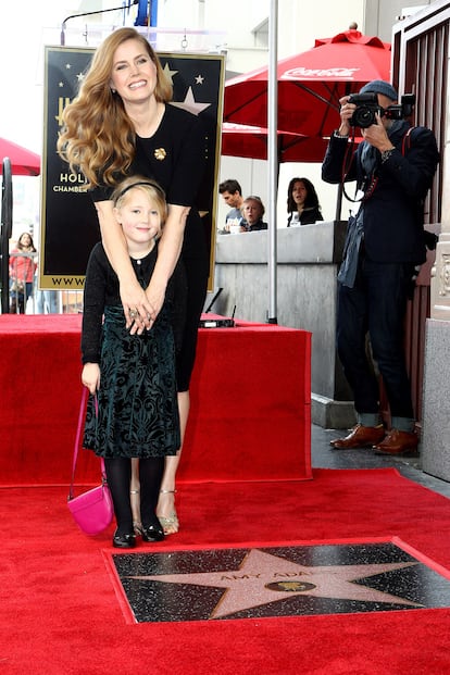 La pequeña ha sido la gran protagonista del evento y no ha dejado de posar junto a su madre.