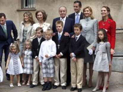 Foto familiar de la primera comunión de los hijos mayores de los duques de Palma, que se celebró en mayo de 2009.
