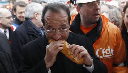 El presidente francés, Francçois Hollande, en sus tiempos de candidato en febrero de 2012, da cuenta de un bocadillo en su visita a los altos hornos de Florange