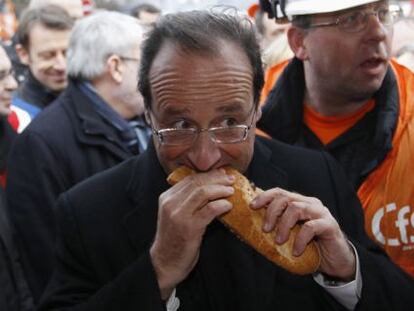 El presidente franc&eacute;s, Franc&ccedil;ois Hollande, en sus tiempos de candidato en febrero de 2012, da cuenta de un bocadillo en su visita a los altos hornos de Florange