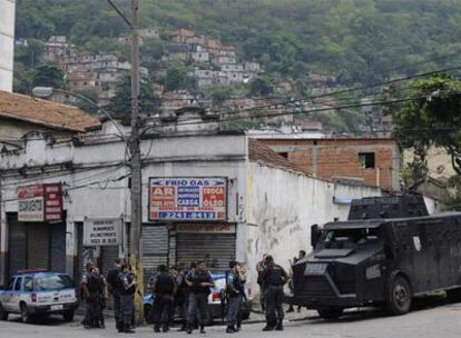 Agentes brasileños toman posiciones durante una operación llevada a cabo ayer en la favela carioca de Jacarezinho.