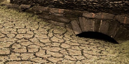 Restos en el viejo pueblo de Portomar&iacute;n, sumergido por Fenosa en las obras del embalse de Belesar.