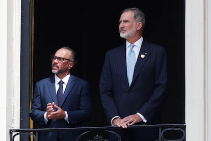El rey Felipe VI de España, acompañado de Ernesto Castro, presidente de la Asamblea Legislativa de El Salvador.