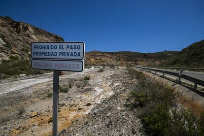 Camino de la bahía de Portmán, por la sierra minera de Cartagena-La Unión, se observan restos de otras explotaciones mineras