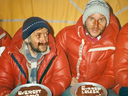 Krzysztof Wielicki junto a Leszek Cichy, en 1980 tras alcanzar la cima del Everest en invierno.