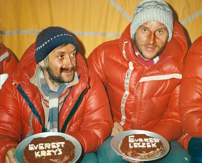 Krzysztof Wielicki junto a Leszek Cichy, en 1980 tras alcanzar la cima del Everest en invierno.